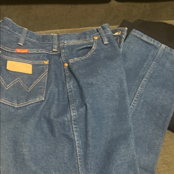 Wrangler Relaxed Fit Men's Jeans in Classic Blue - Picture 1 of 5